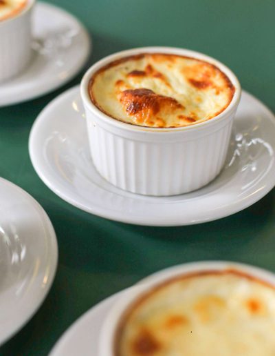 Escondidinho, prato tradicional brasileiro com uma crosta dourada e gratinada, servido em um ramekin.